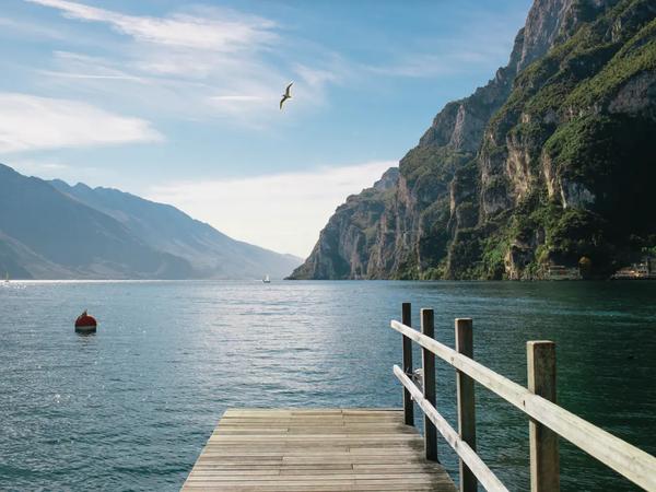 Strand und Pier mit Blick auf den Gardasee