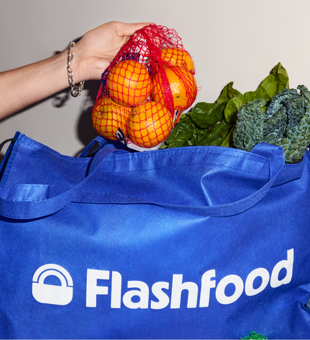 Picture of Flashfood bag and hand holding groceries